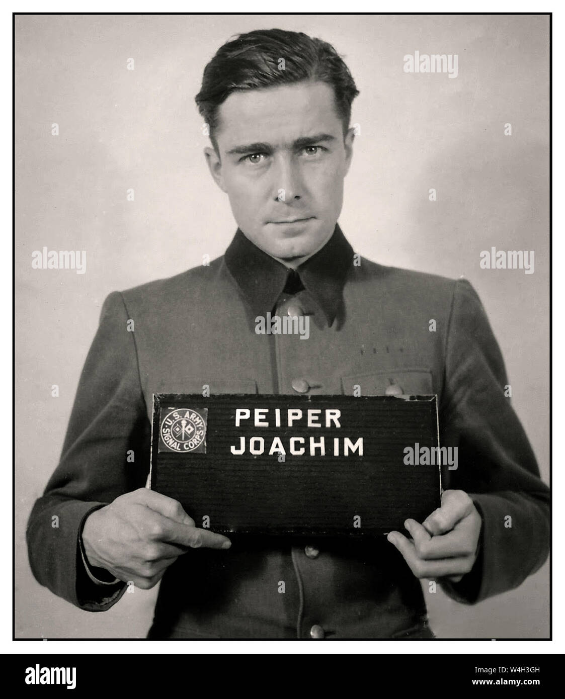 WW2 POW 1945 Joachim Peiper Nazi Colonel de la SS, à la fin de la guerre Peiper fut accusé d'avoir eu 71 prisonniers de guerre américains, tourné pendant la bataille des Ardennes en 1944 et a été condamné à mort par un tribunal militaire américain dans la région de Dachau, sa peine fut ensuite commuée en emprisonnement à vie, mais il a été libéré en 1957. Il est mort dans un mystérieux incendie en France quelques années plus tard. Banque D'Images