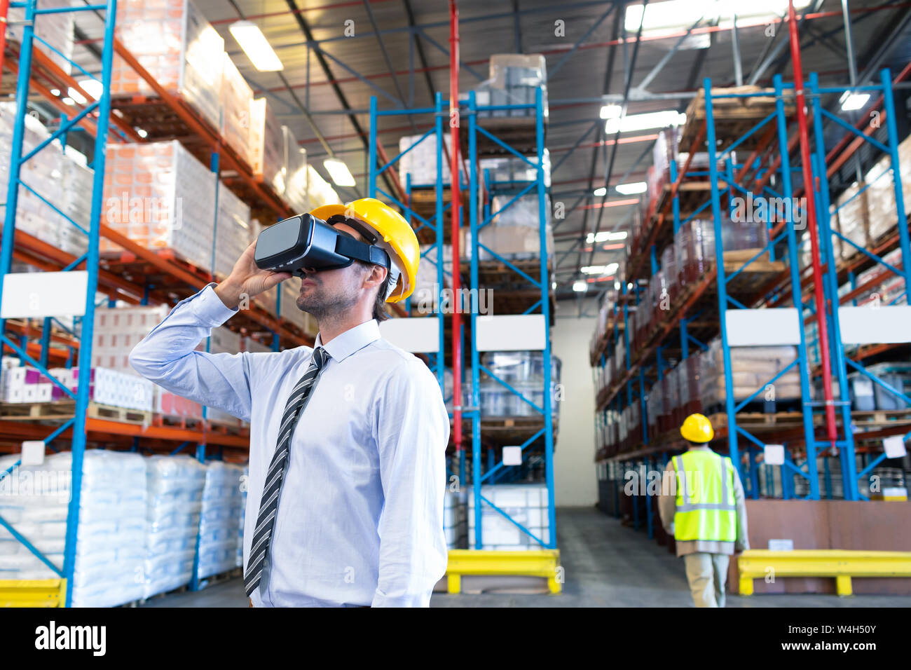 Superviseur à l'aide de casque de réalité virtuelle dans l'entrepôt Banque D'Images