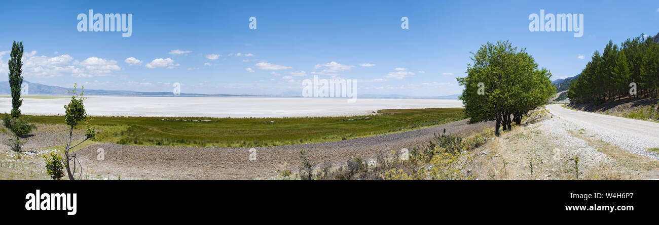 Turquie : sel étendue d'Acigol Lake (Lac amer), à 60 km à l'est du bassin endoréique de Denizli, célèbre pour ses réserves de sulfate de sodium utilisé dans l'industrie Banque D'Images