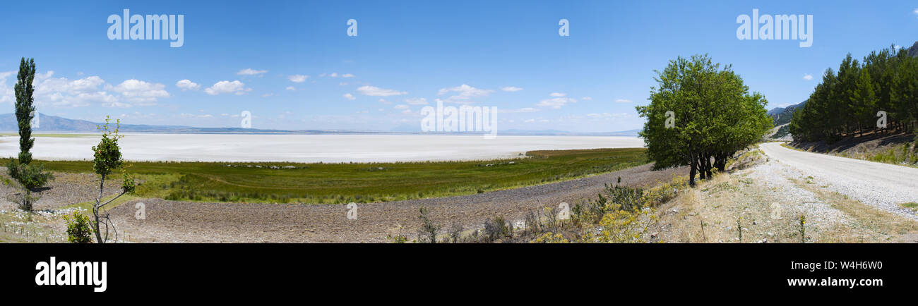 Turquie : sel étendue d'Acigol Lake (Lac amer), à 60 km à l'est du bassin endoréique de Denizli, célèbre pour ses réserves de sulfate de sodium utilisé dans l'industrie Banque D'Images