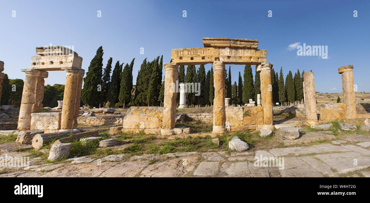 Turquie : vue de la latrines sur Frontinus Street, rue principale de la ville romaine de Hierapolis (Ville Sainte), situé à hot springs en Phrygie classique Banque D'Images