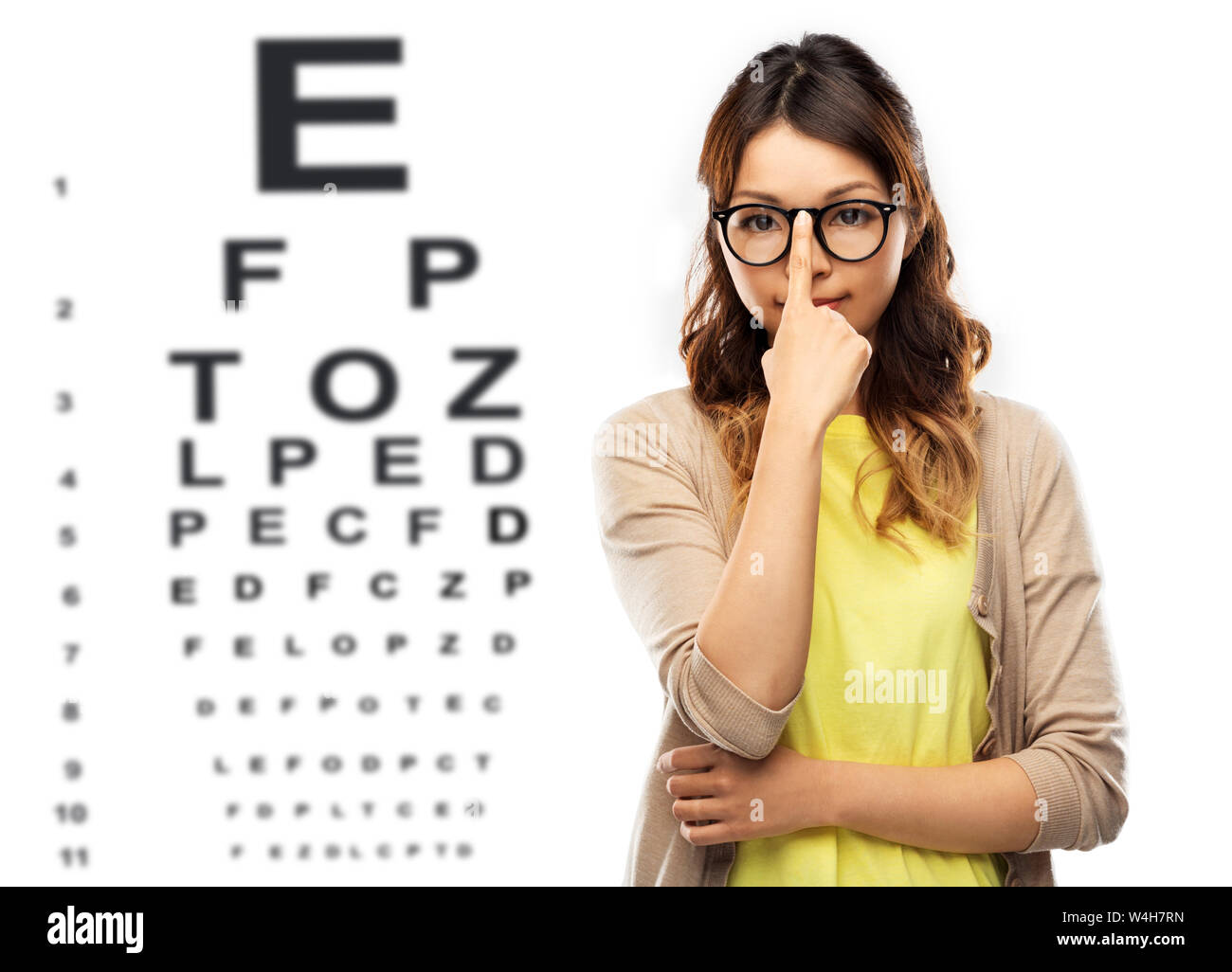 Femme dans les verres ou l'étudiant au cours de l'essai d'oeil graphique Banque D'Images