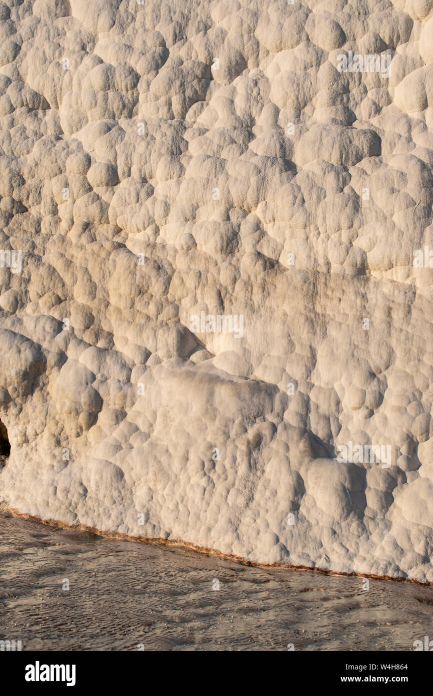 Turquie : vue de la pools calciques sur les terrasses en travertin à Pamukkale (château de coton), site naturel de roches sédimentaires déposées par des sources chaudes Banque D'Images