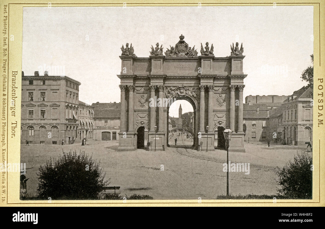 Europa, Deutschland, Brandenburg, Potsdam, Brandenburger Tor, Motiv aus Potsdam : ' ' ( ) , Leporello Verlag : Berl. Phototyp. Inst. Rob. Prager ( Schultz & Schlenner ) , Photographie. Kunstverlag, Berlin, um 1900 / l'Europe, Allemagne, Brandenburg, Potsdam, Porte de Brandebourg, l'image de : ' ' Potsdam ( Leporello livre ), publié par : ' Berl. Phototyp. Inst. Rob. Prager ( Schultz et Schlenner ), Berlin, autour de 1900 . Banque D'Images