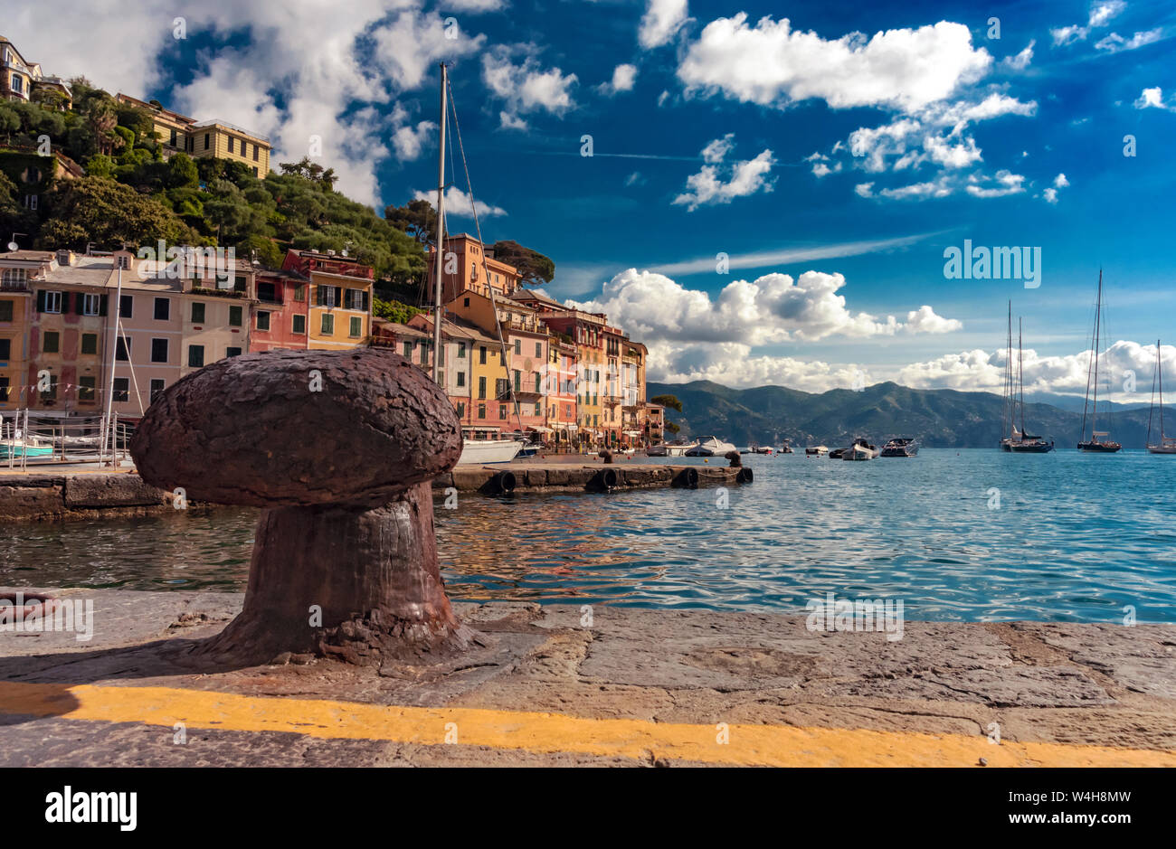 Ancienne borne de rouille sur le quai à Portofino, Ligurie, Italie en vue de les bâtiments colorés au bord de l'eau Banque D'Images