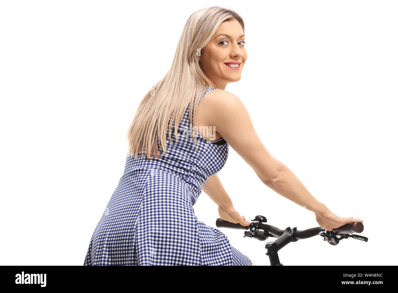 Jeune femme sur un vélo à par-dessus son épaule isolé sur fond blanc Banque D'Images