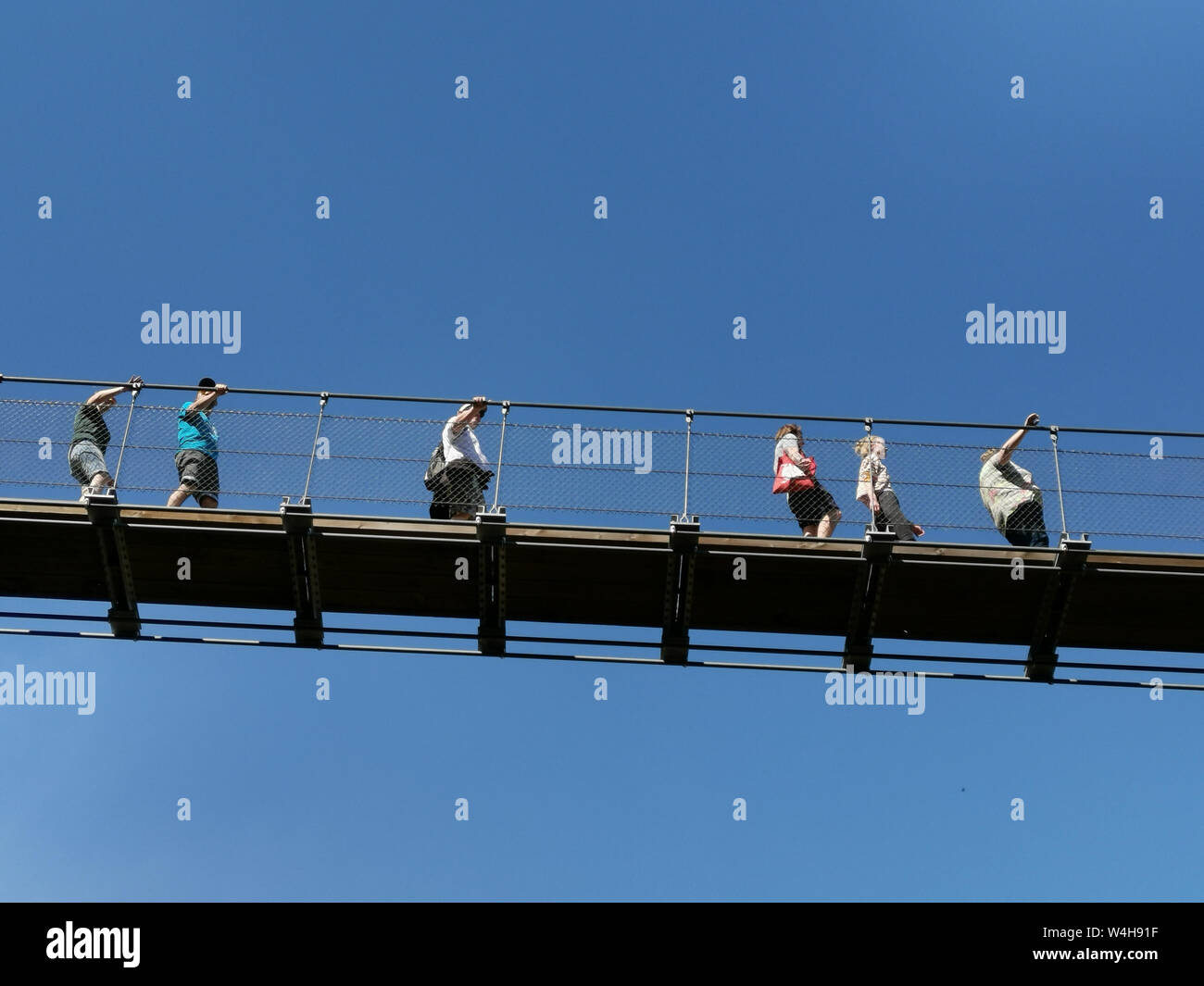 Moersdorf, Rhénanie-Palatinat, Allemagne - 22 Avril 2019 : de nombreux visiteurs sur l'un des plus longs ponts de suspension en Europe Banque D'Images