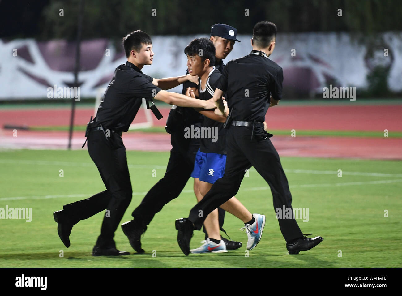 Le ventilateur est traîné hors du champ, Nanjing, Jiangsu province de Chine orientale, le 23 juillet 2019. Une fan de Cristiano Ronaldo, un footballeur professionnel portugais, s'engouffre dans le champ lorsque la Juventus F.C. est la formation pour la Coupe du Championnat International de 2019 à Nanjing, Jiangsu province de Chine orientale, le 23 juillet 2019. Banque D'Images