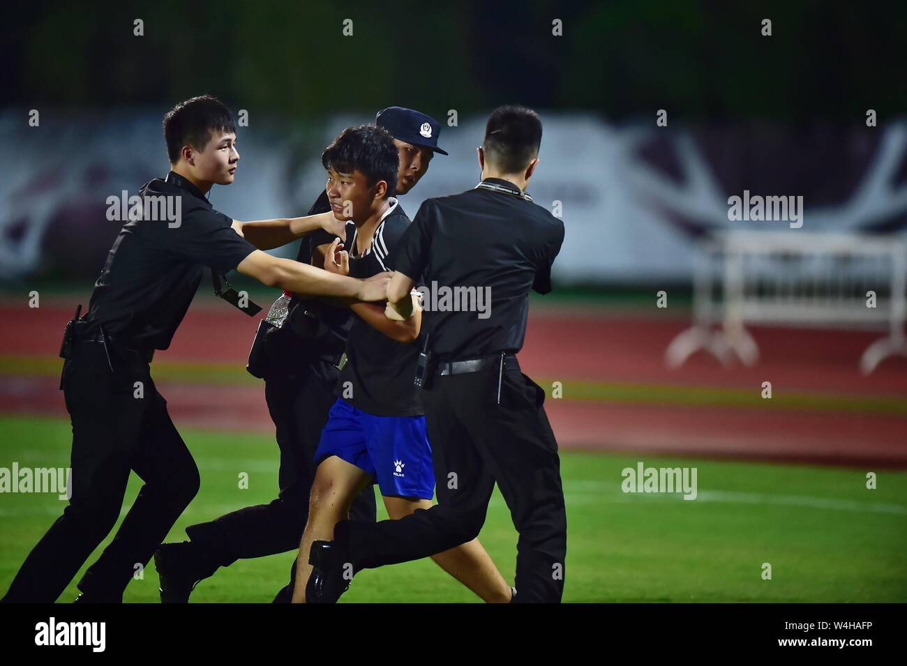 Le ventilateur est traîné hors du champ, Nanjing, Jiangsu province de Chine orientale, le 23 juillet 2019. Une fan de Cristiano Ronaldo, un footballeur professionnel portugais, s'engouffre dans le champ lorsque la Juventus F.C. est la formation pour la Coupe du Championnat International de 2019 à Nanjing, Jiangsu province de Chine orientale, le 23 juillet 2019. Banque D'Images