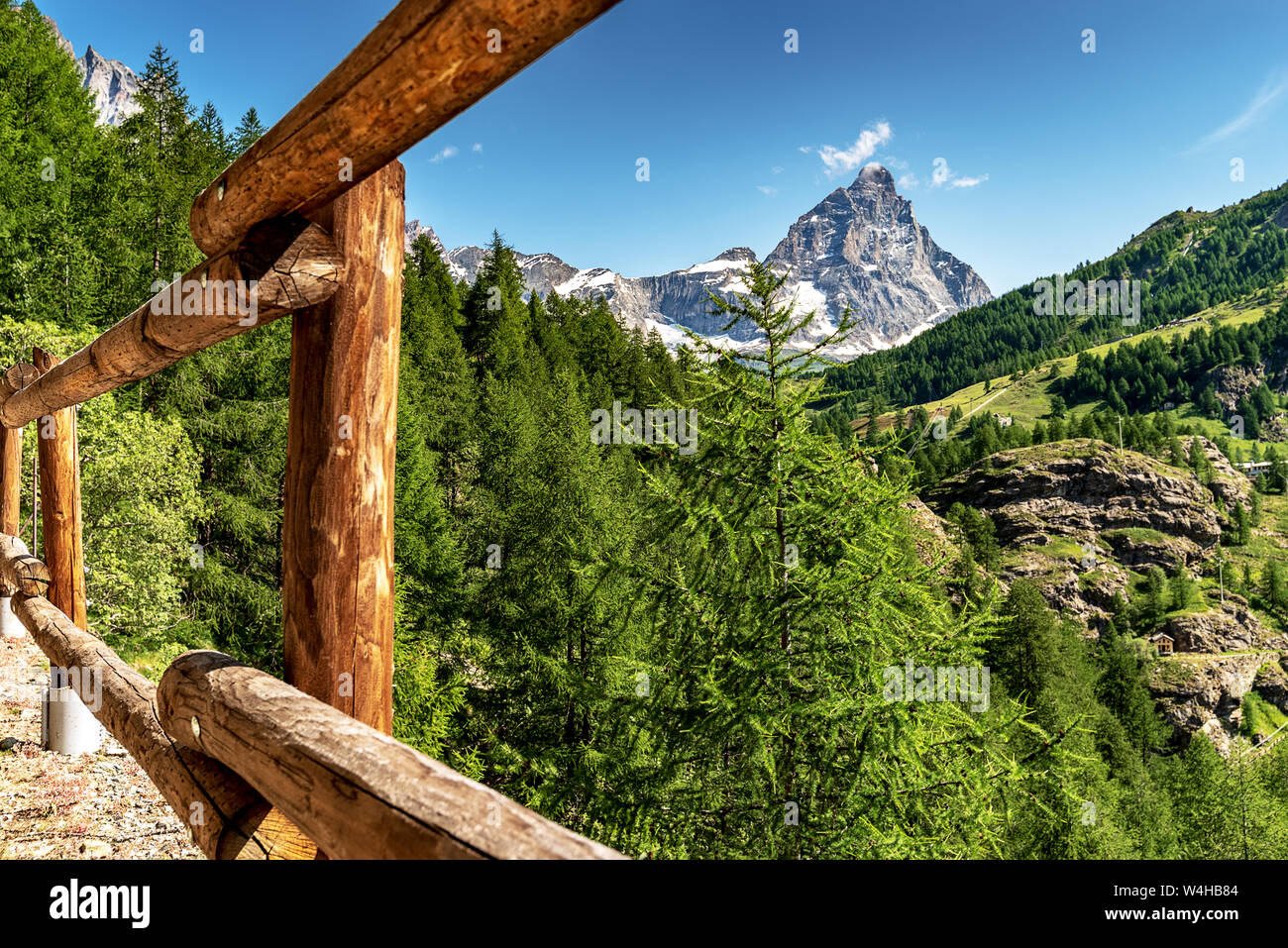 Vue sur le mont Cervin dans une voie pacifique de la valtournenche, Italie. Banque D'Images