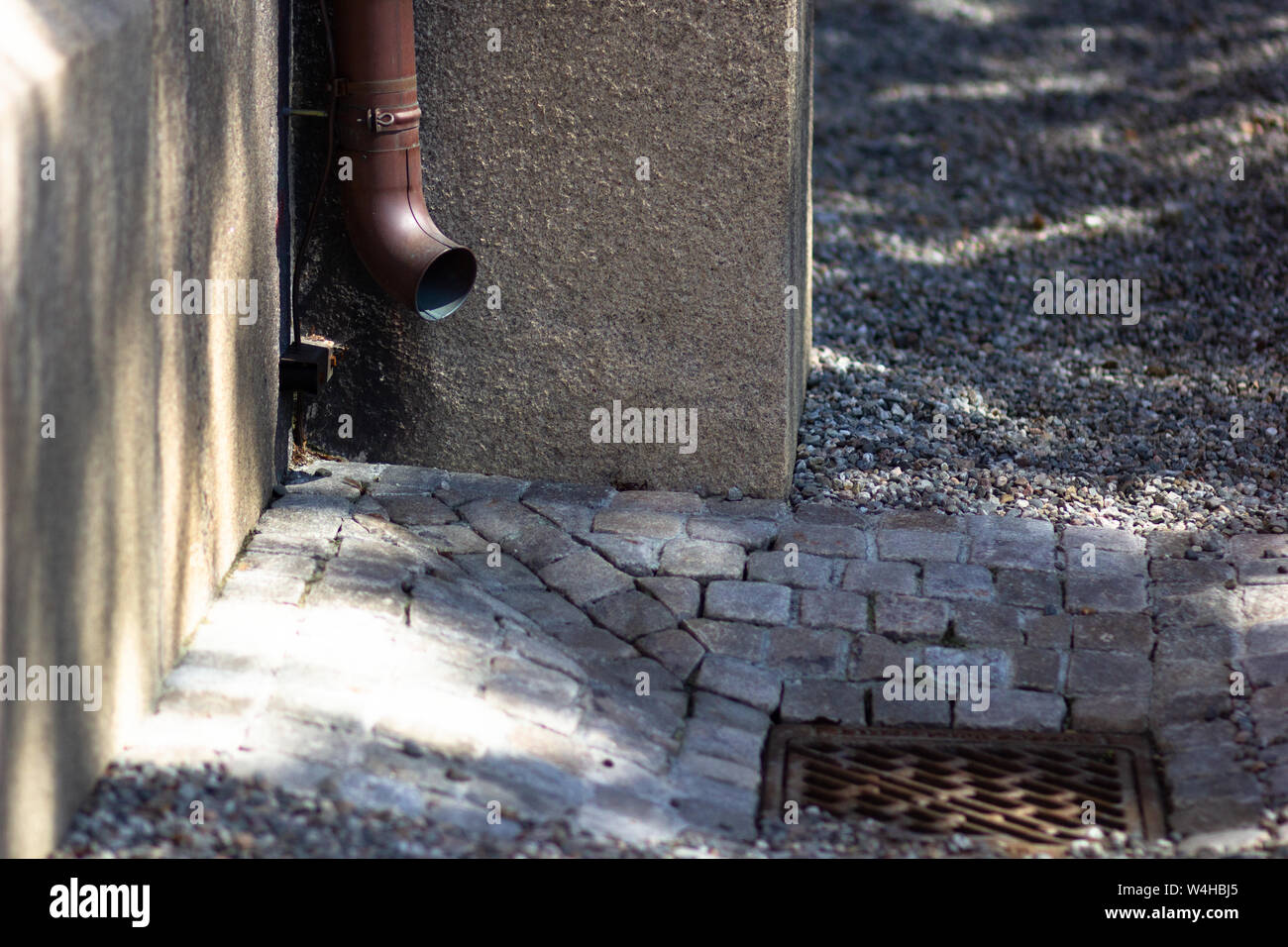 Échappement sur le mur de pierre pour l'eau de pluie Banque D'Images