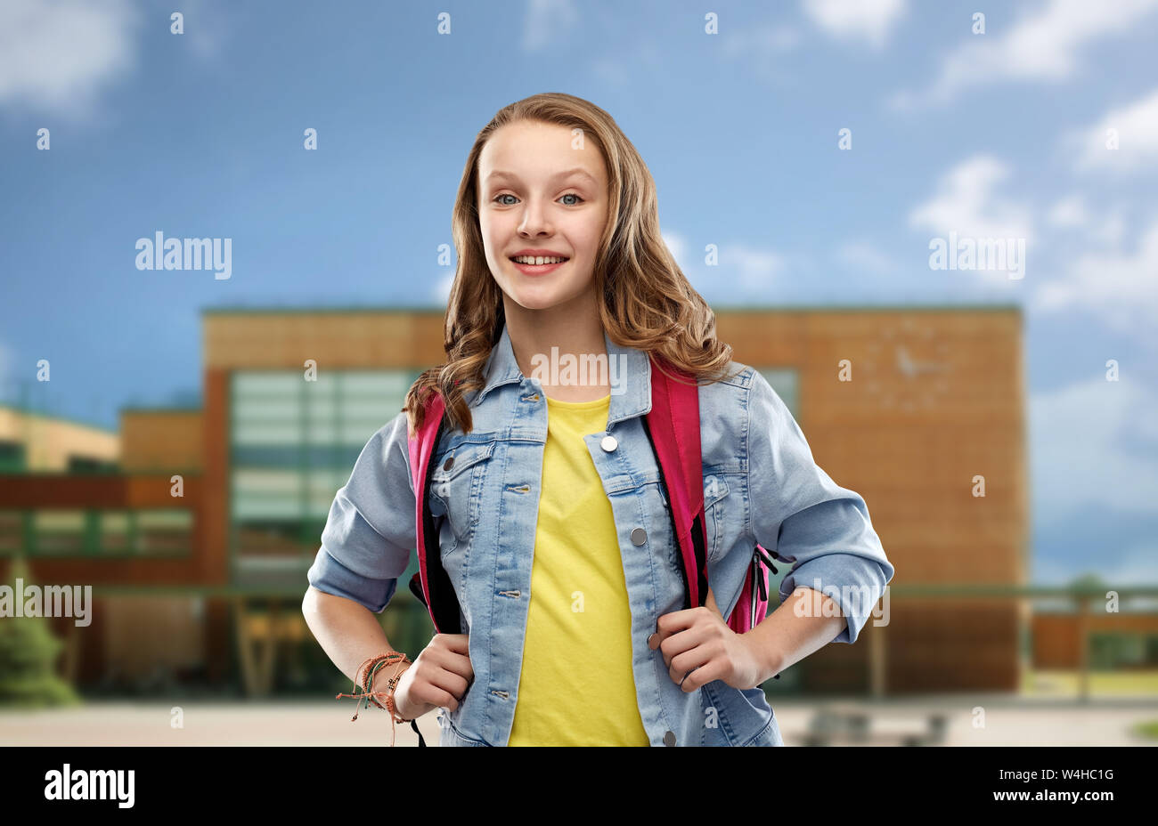 Happy smiling teenage student girl avec sac d'école Banque D'Images