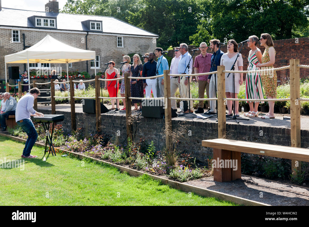 Le Greenwich & Lewisham NHS Choir d'effectuer dans les jardins à la française, au cours de la Ré-émission de Beckenham Place Park Banque D'Images