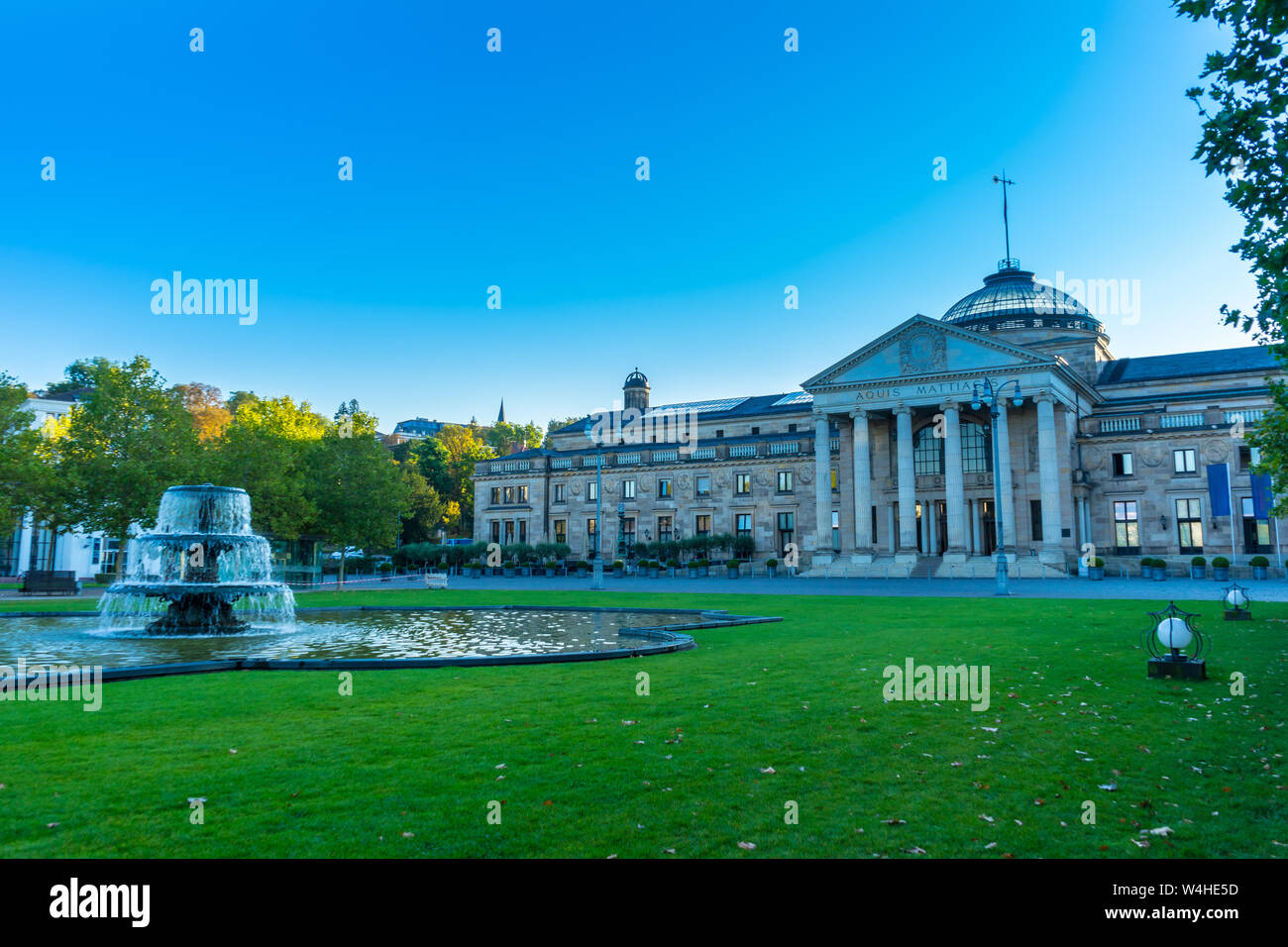 Allemagne, Kurhaus Wiesbaden bâtiment historique au parc de la ville de blue hour lumière du matin Banque D'Images