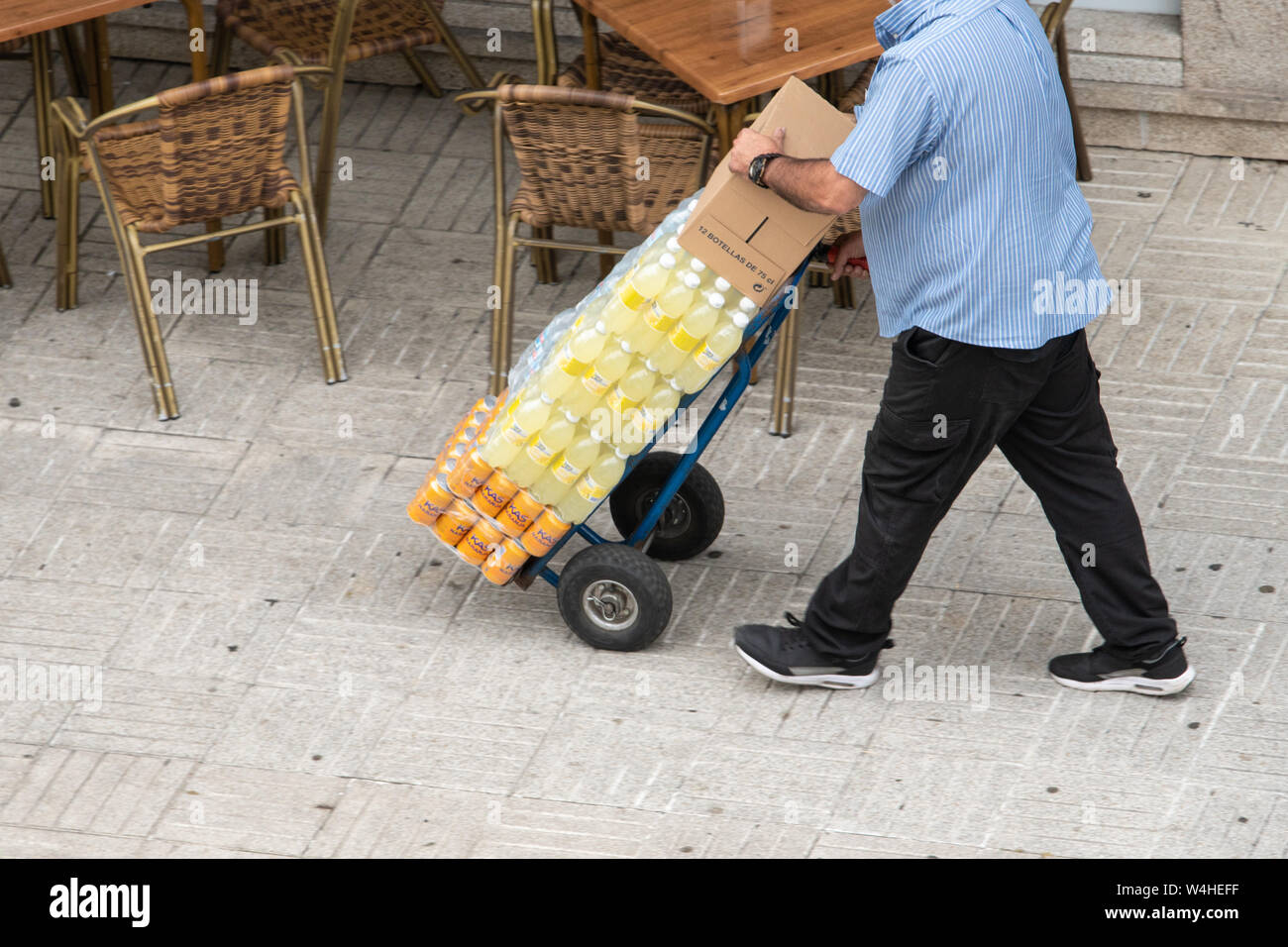 Santiago de Compostela, Espagne ; juillet 23, 2019 : des boissons sur charrette sur le trottoir. Concept de transport ou de travail Banque D'Images