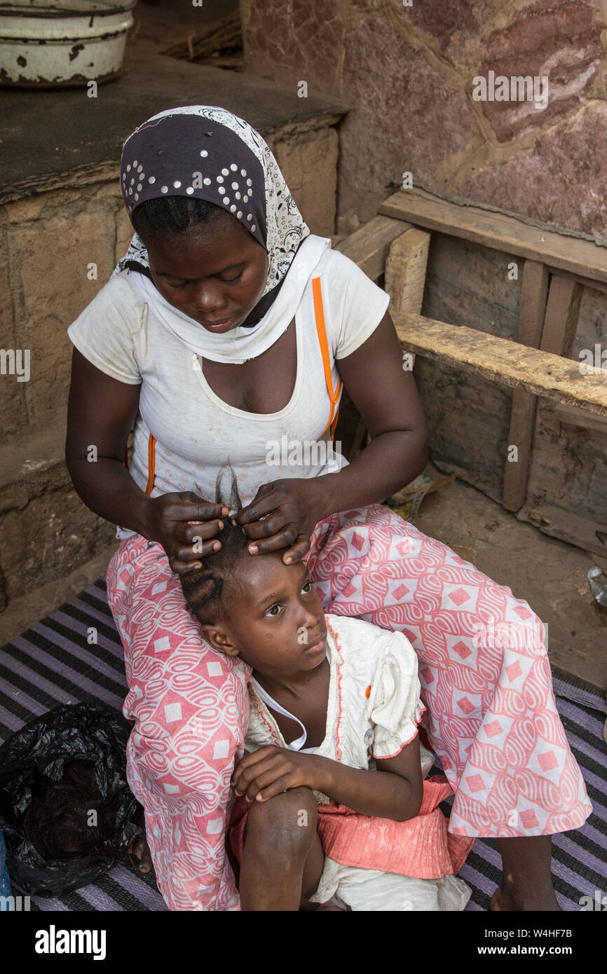 coiffeur-de-rue-en-afrique-banque-de-photographies-et-d-images-haute