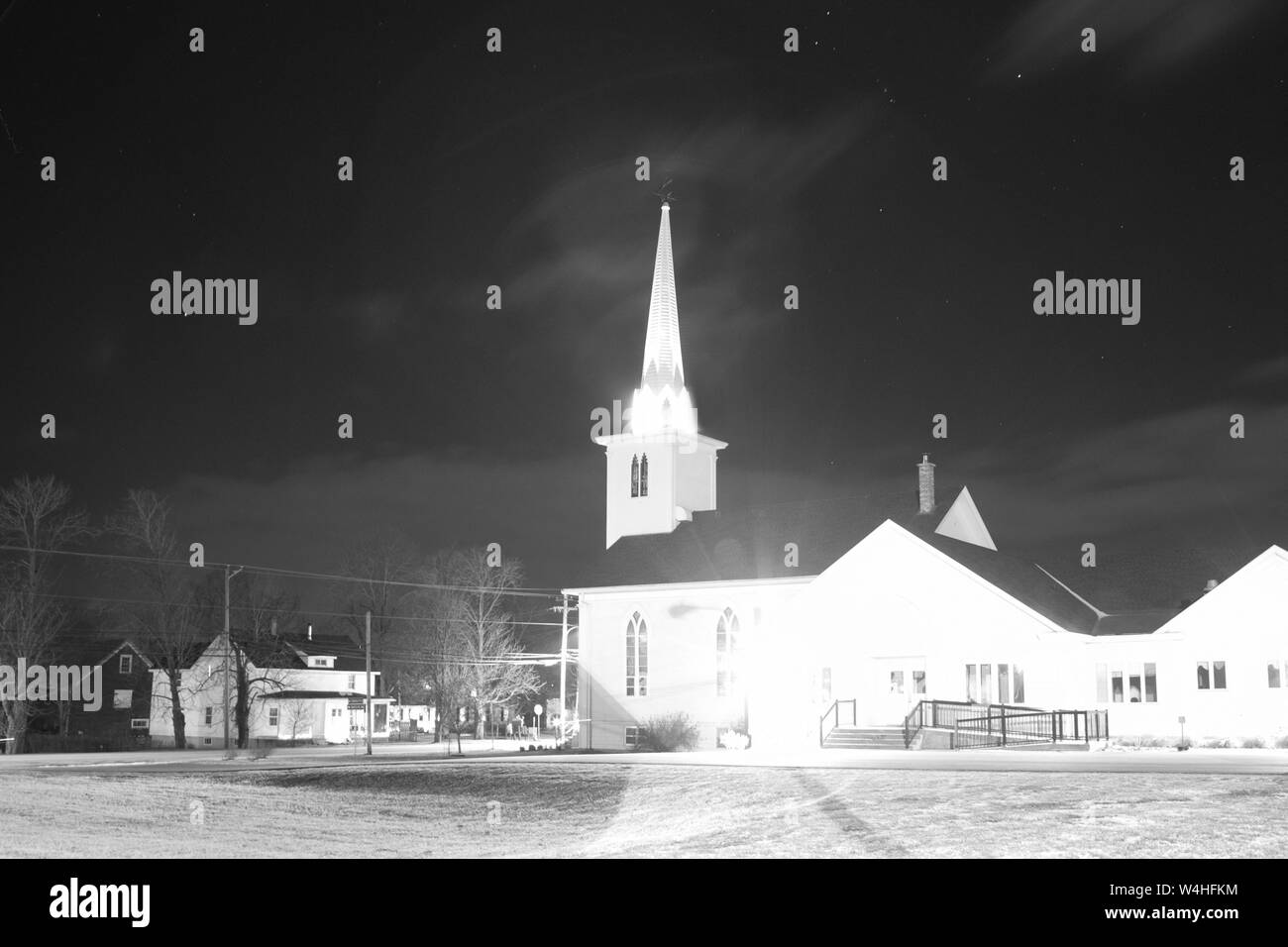 Port Williams, en Nouvelle-Écosse : le 24 décembre 2012 : étoile s'allumer sur une photo de minuit du Port Williams United Baptist Church, un point de repère local Banque D'Images