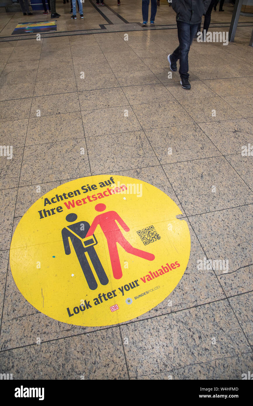 Signe de l'information, avertissement, un autocollant, sur le plancher de la gare centrale de Cologne, mettant en garde contre les pickpockets, Banque D'Images