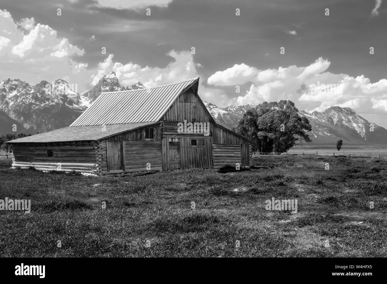 T iconique UN Moulton barn sur Mormon Row dans le Grand Teton National Park Jackson Wyoming USA en noir et blanc Banque D'Images