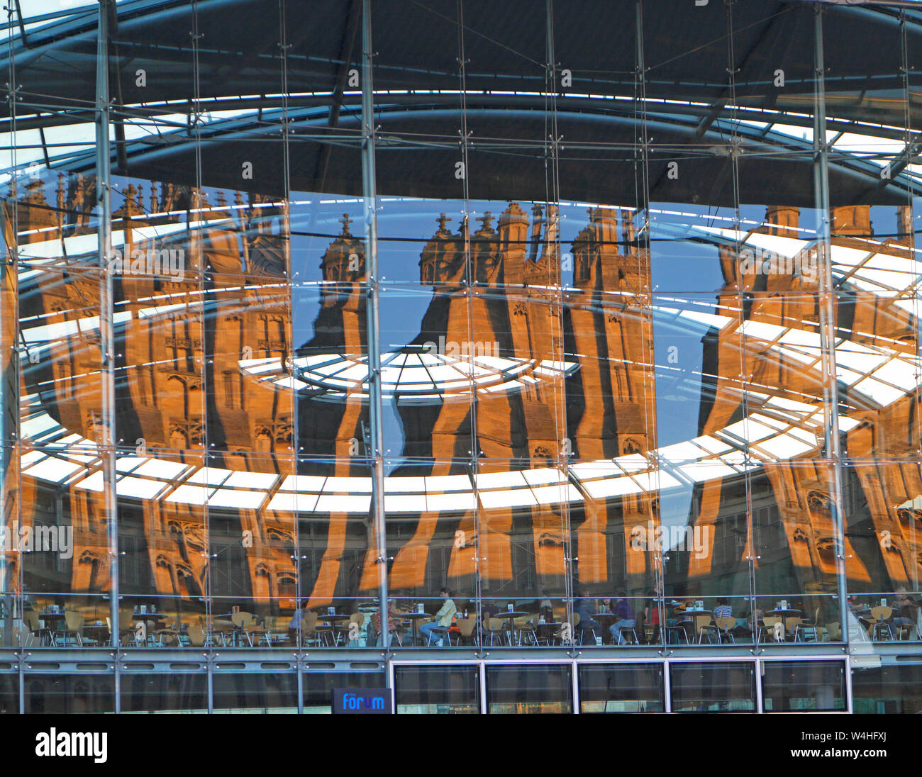 Réflexions de St Peter Mancroft Église dans la façade de verre du Forum dans le centre-ville de Norwich, Norfolk, Angleterre, Royaume-Uni, Europe. Banque D'Images