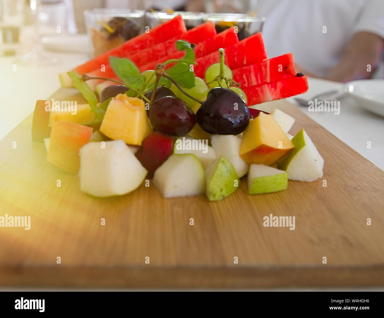 Assortiment de fruits d'été sur une planche de bois. Le point de droit. Banque D'Images