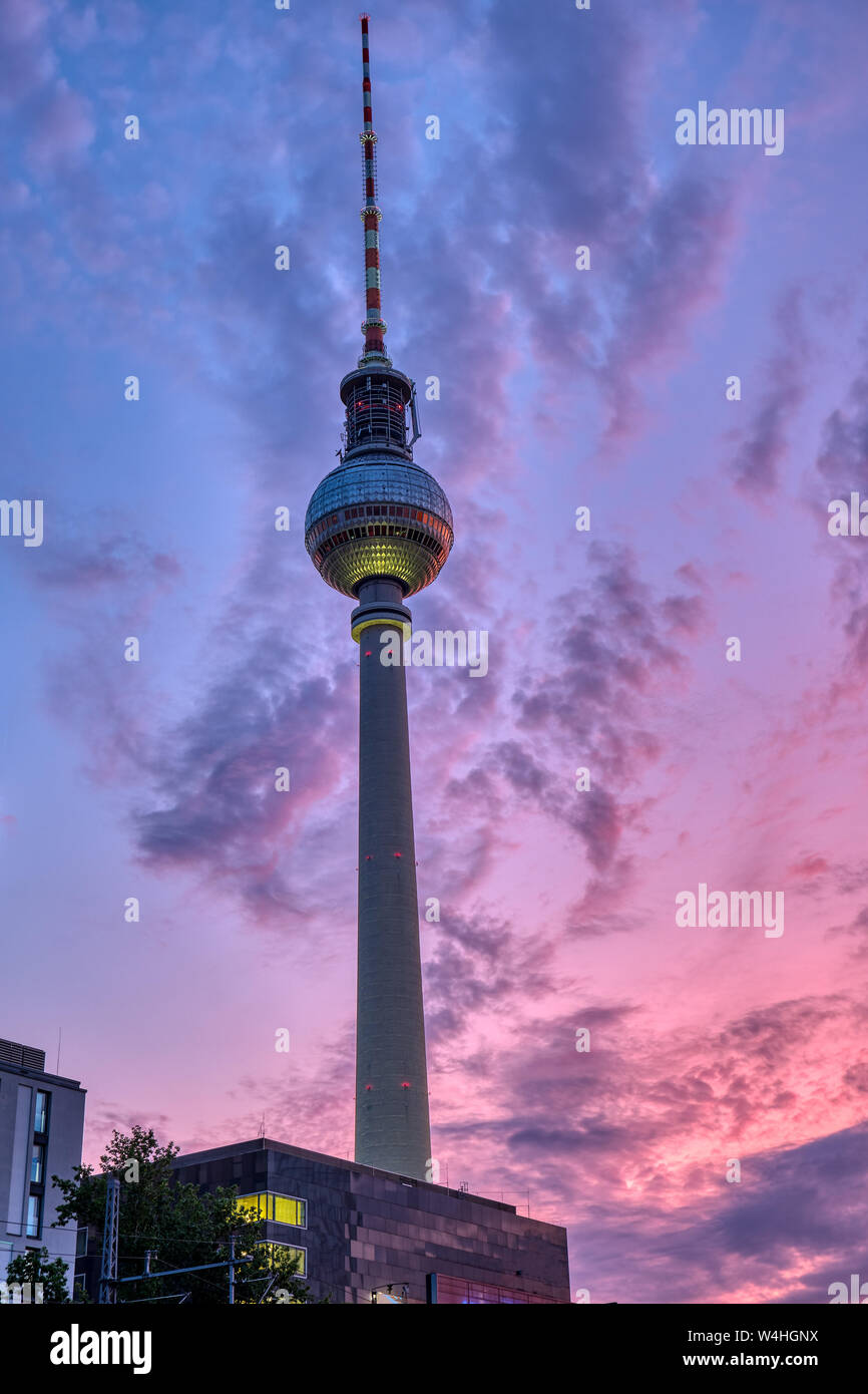 Magnifique coucher de ciel à la tour de télévision à Berlin Banque D'Images