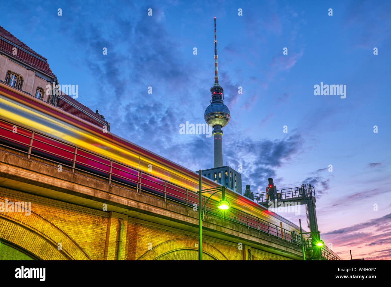 Train local avec le flou et la célèbre Tour de Télévision de Berlin dans la nuit Banque D'Images