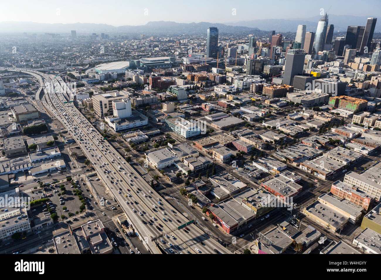 Los Angeles, Californie, USA - 6 août 2016 : Vue aérienne de la circulation sur l'autoroute Interstate 10 au sud du centre-ville de Los Angeles en Californie du Sud. Banque D'Images