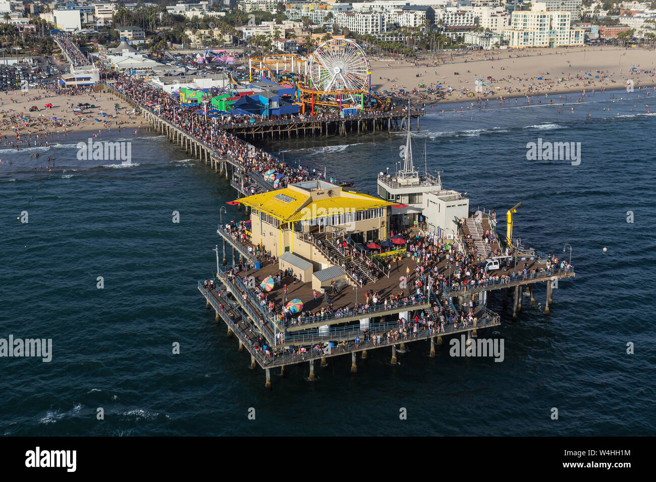 Santa Monica, Californie, USA - 6 août 2016 : Vue aérienne de week-end sur les foules populaires jetée de Santa Monica, près de Los Angeles. Banque D'Images