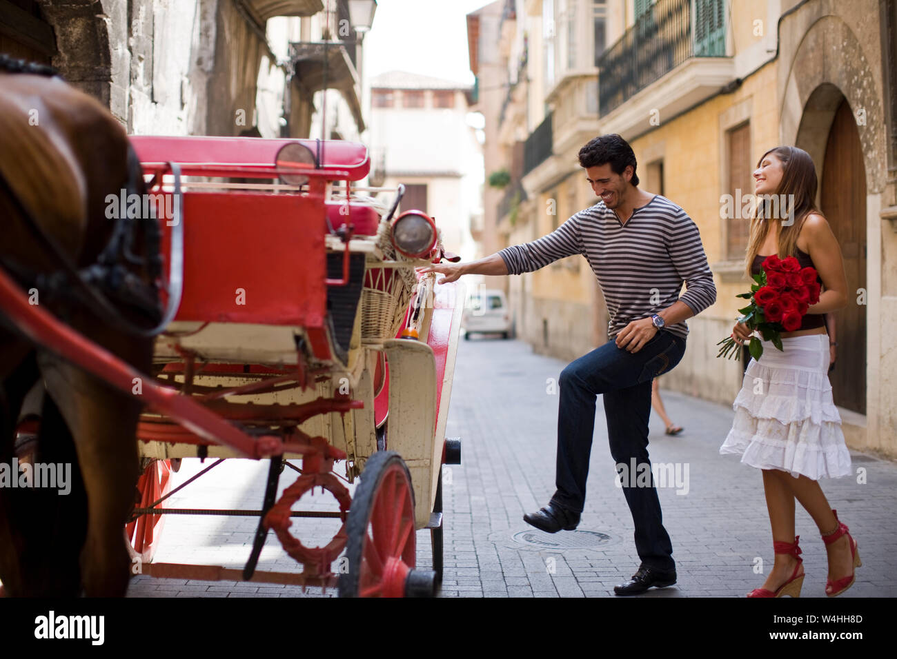 Deux jeunes adultes d'entrer dans un chariot. Banque D'Images