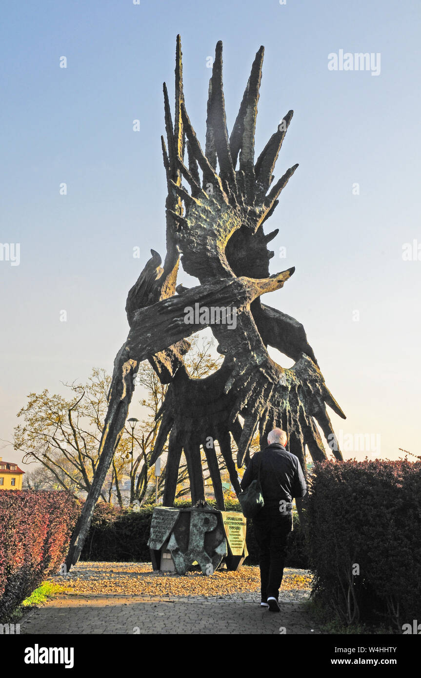 Monument à l'approche des visiteurs de ceux qui se sont battus pour la Pologne, sculptée par Bronislaw Chromy. Peu de Cracovie en Pologne. Banque D'Images