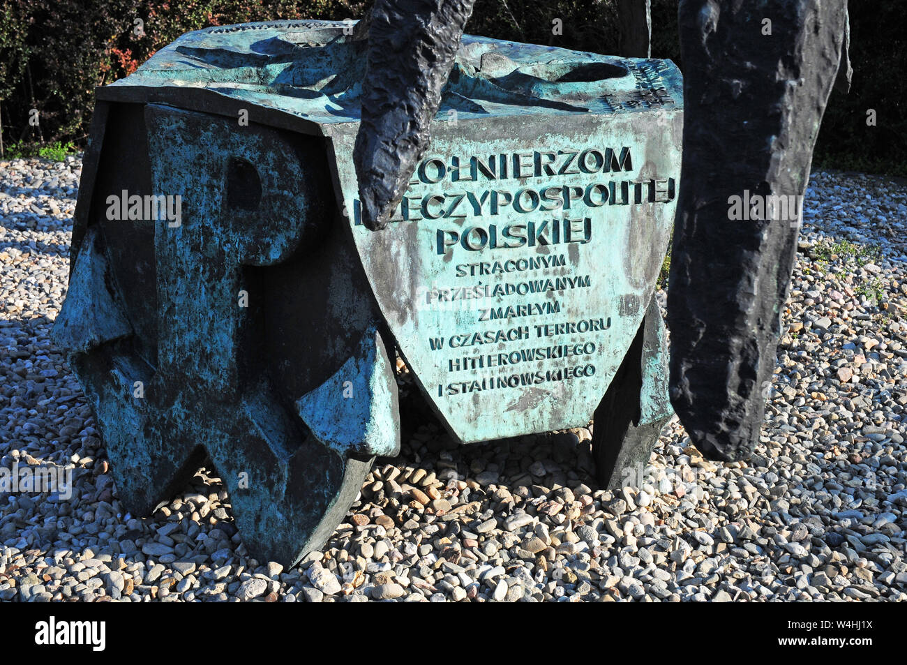 Inscription sur le socle du monument par le sculpteur Cracovian Bronislaw Chromy, Cracovie, Pologne. Banque D'Images