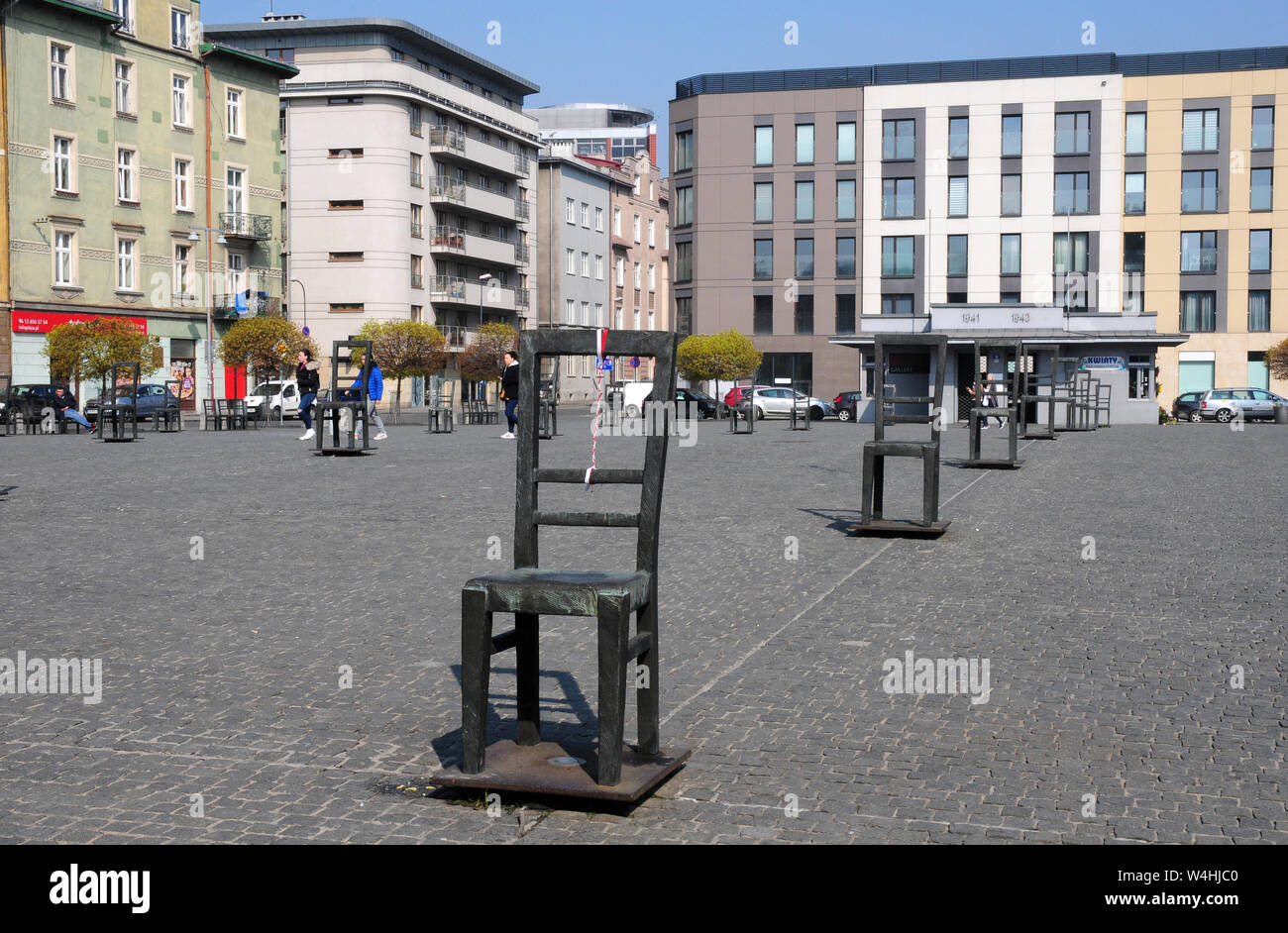 Certains des chaises dans le monument, Place des Héros du Ghetto, Cracovie,  la Petite Pologne Photo Stock - Alamy