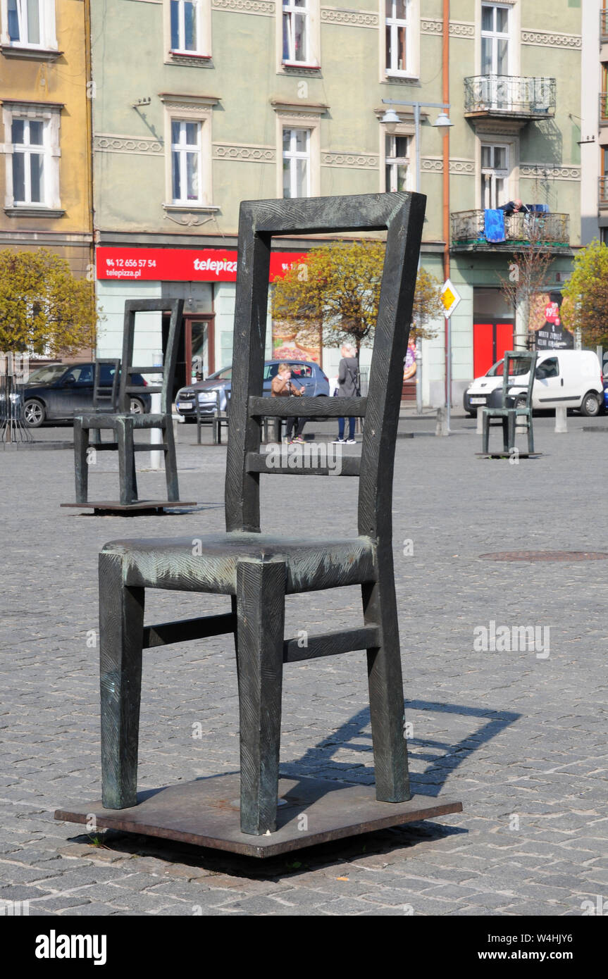 Des chaises. Une partie du Monument, Place des Héros du Ghetto, Cracovie,  la Petite Pologne Photo Stock - Alamy