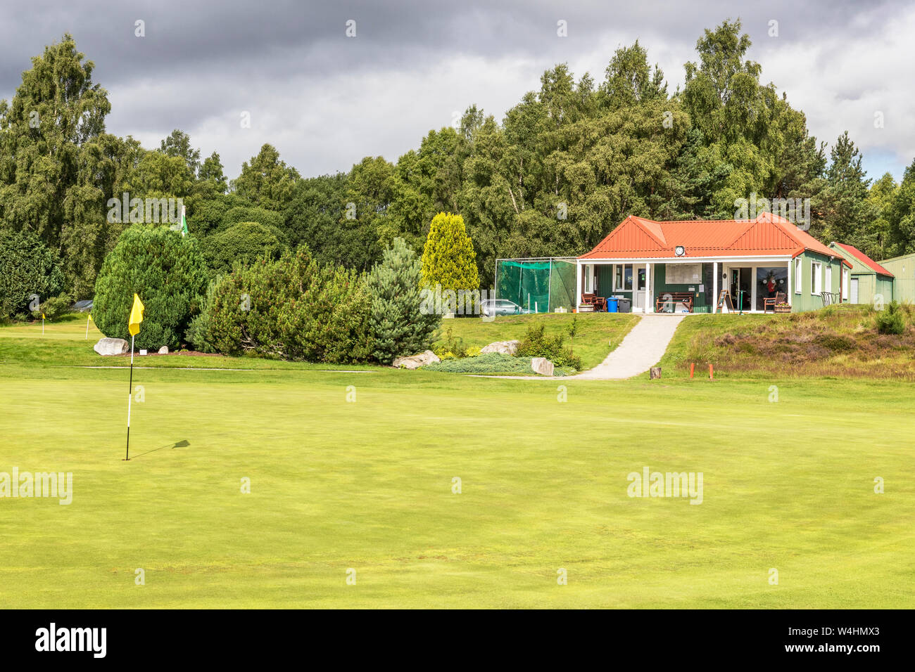 Dix-huitième green et Clubhouse à Carrbridge Carrbridge, club de golf, les Highlands écossais, UK Banque D'Images