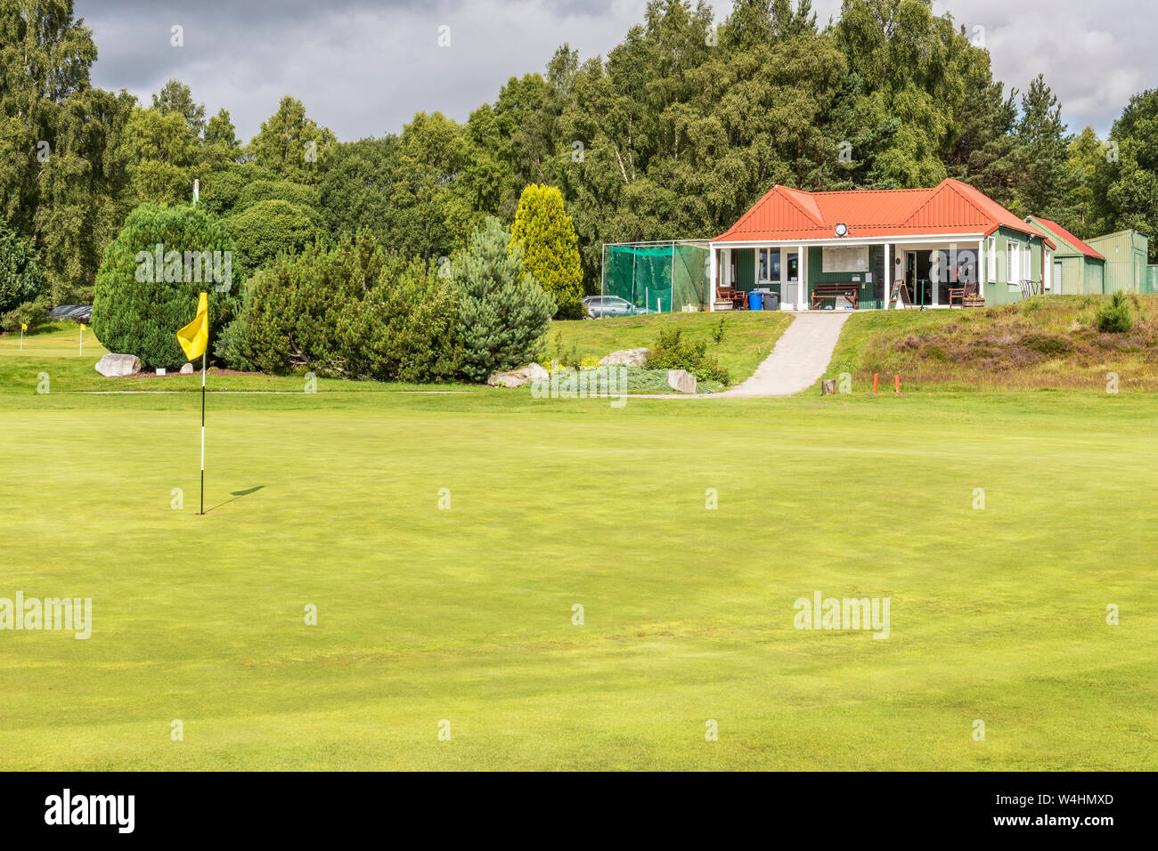 Bâtiment Clubhouse et 18ème green à Carrbridge Carrbridge, club de golf, les Highlands écossais, UK Banque D'Images