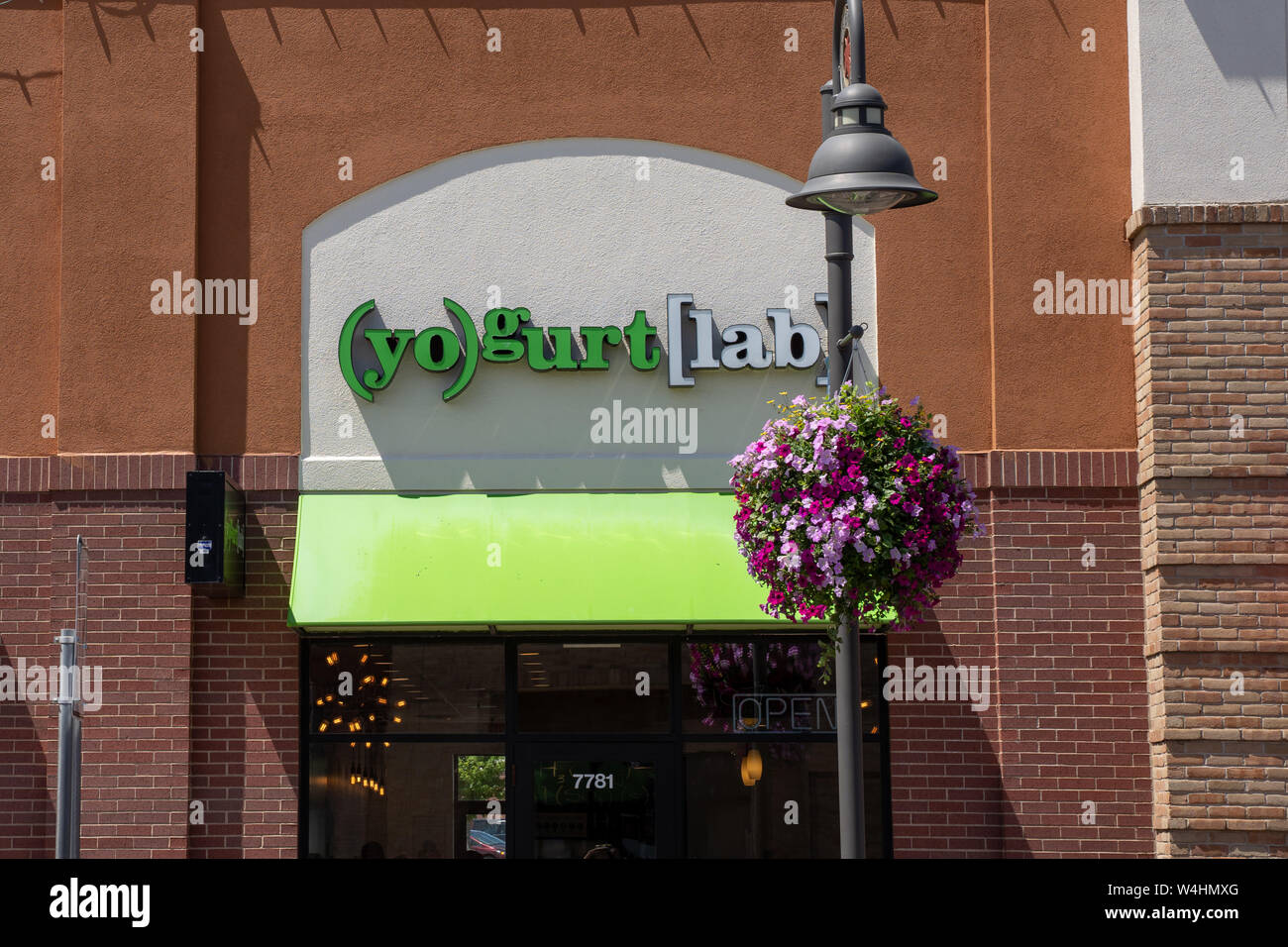 Maple Grove, Minnesota - Juillet 21, 2019 : de l'extérieur d'un (yo)gurt Lab (Laboratoire de yogourt), une glace au yaourt congelé la chaîne boutique où vous pouvez créer votre propre fr Banque D'Images