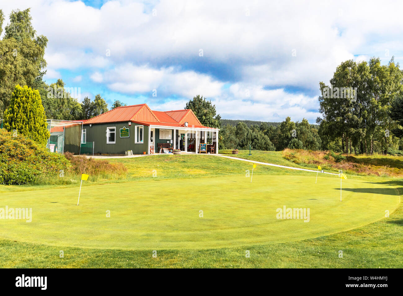 Club-house et d'un vert de pratique à Carrbridge Golf Club, Carrbridge, Highlands, Scotland, UK Banque D'Images