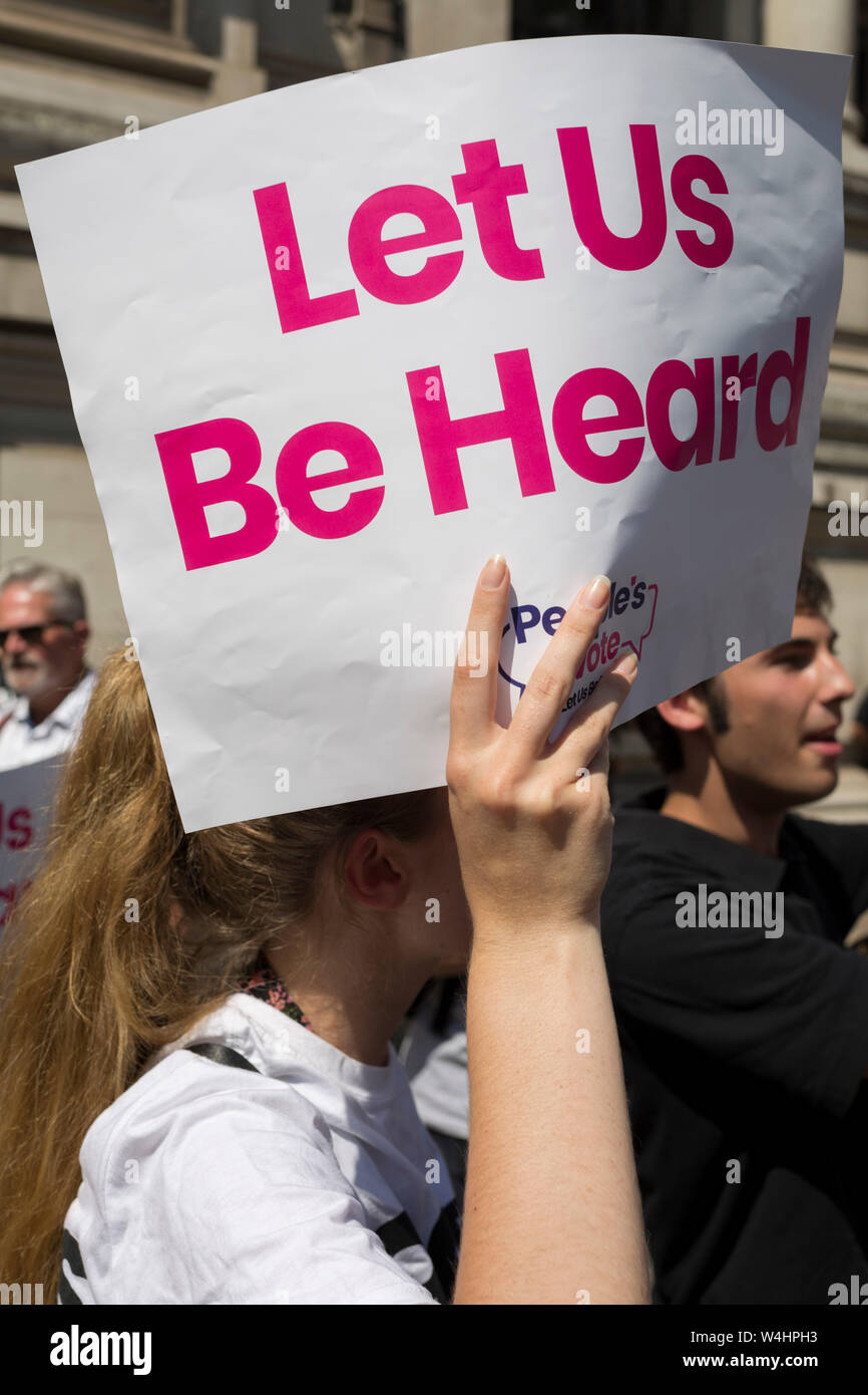 Le jour que le parti conservateur à l'élection de son chef et le premier ministre du pays, Boris Johnson, les manifestants qui veulent un vote des peuples se rassemblent à l'extérieur du QE2 Centre d'apprendre le résultat, le 23 juillet 2019, à Westminster, Londres, Angleterre. Banque D'Images