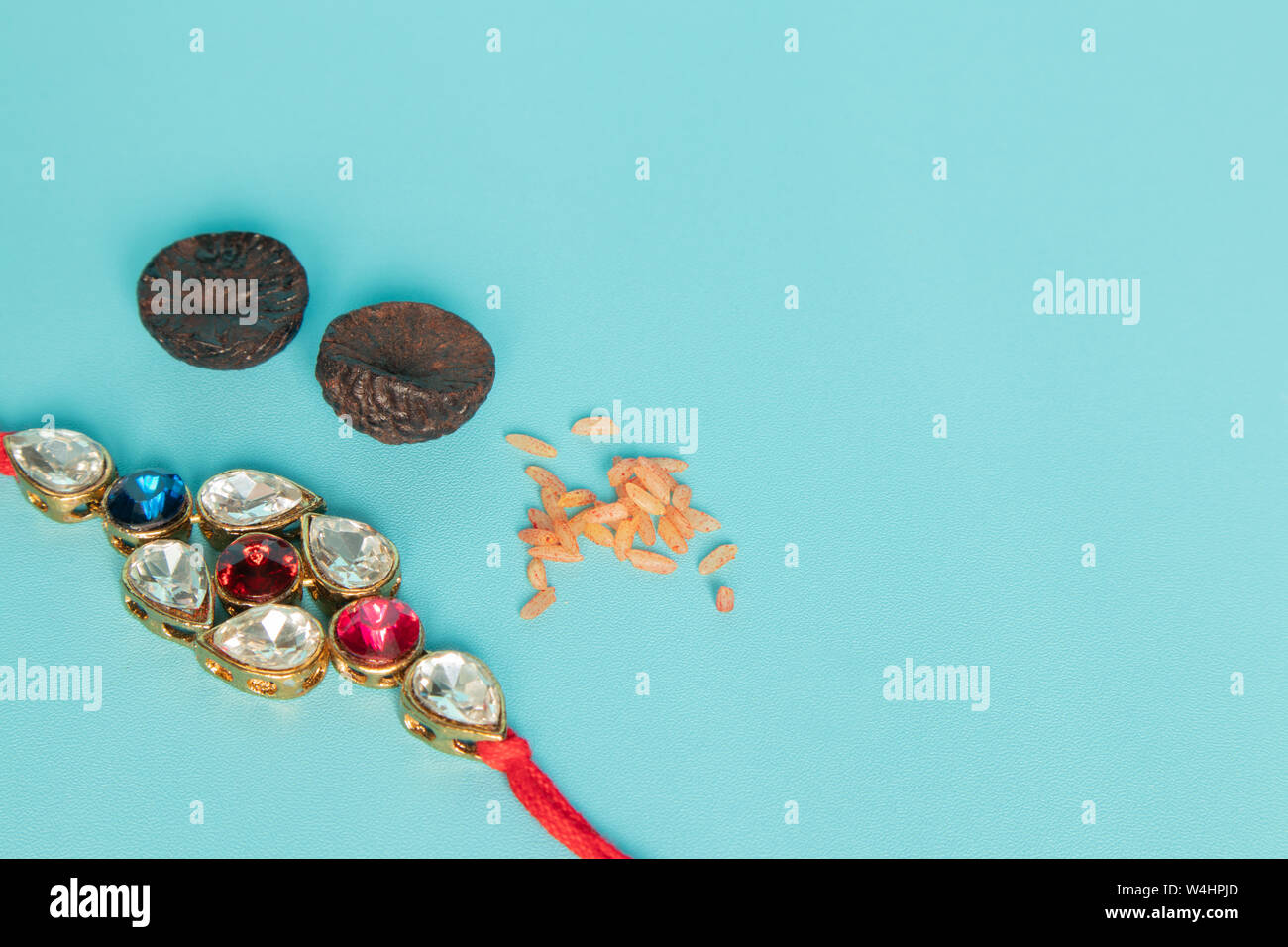 Raksha bandhan raakhi ou rakhi est traditionnellement une cérémonie hindoue, soeurs de tous âges attacher un talisman, ou amulette, appelé le rakhi à poignets à son frère Banque D'Images Raksha bandhan raakhi ou rakhi est traditionnellement une cérémonie hindoue, soeurs de tous âges attacher un talisman, ou amulette, appelé le rakhi à poignets à son frère Banque D'Images