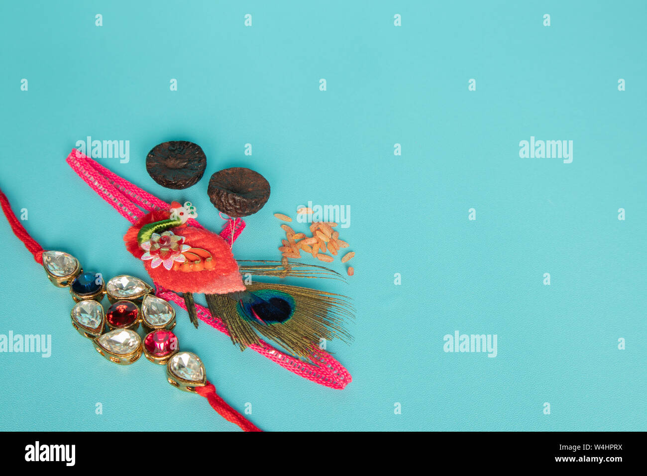 Raksha bandhan raakhi ou rakhi est traditionnellement une cérémonie hindoue, soeurs de tous âges attacher un talisman, ou amulette, appelé le rakhi à poignets à son frère Banque D'Images Raksha bandhan raakhi ou rakhi est traditionnellement une cérémonie hindoue, soeurs de tous âges attacher un talisman, ou amulette, appelé le rakhi à poignets à son frère Banque D'Images