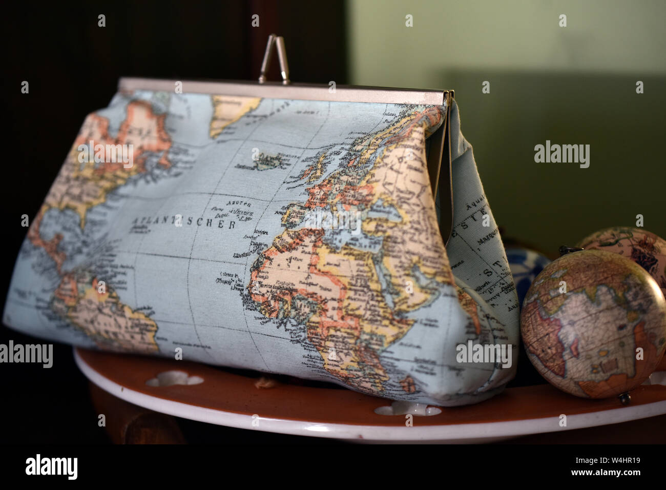 Sac à main femmes avec design carte du monde de la trame. Le design de mode. Banque D'Images