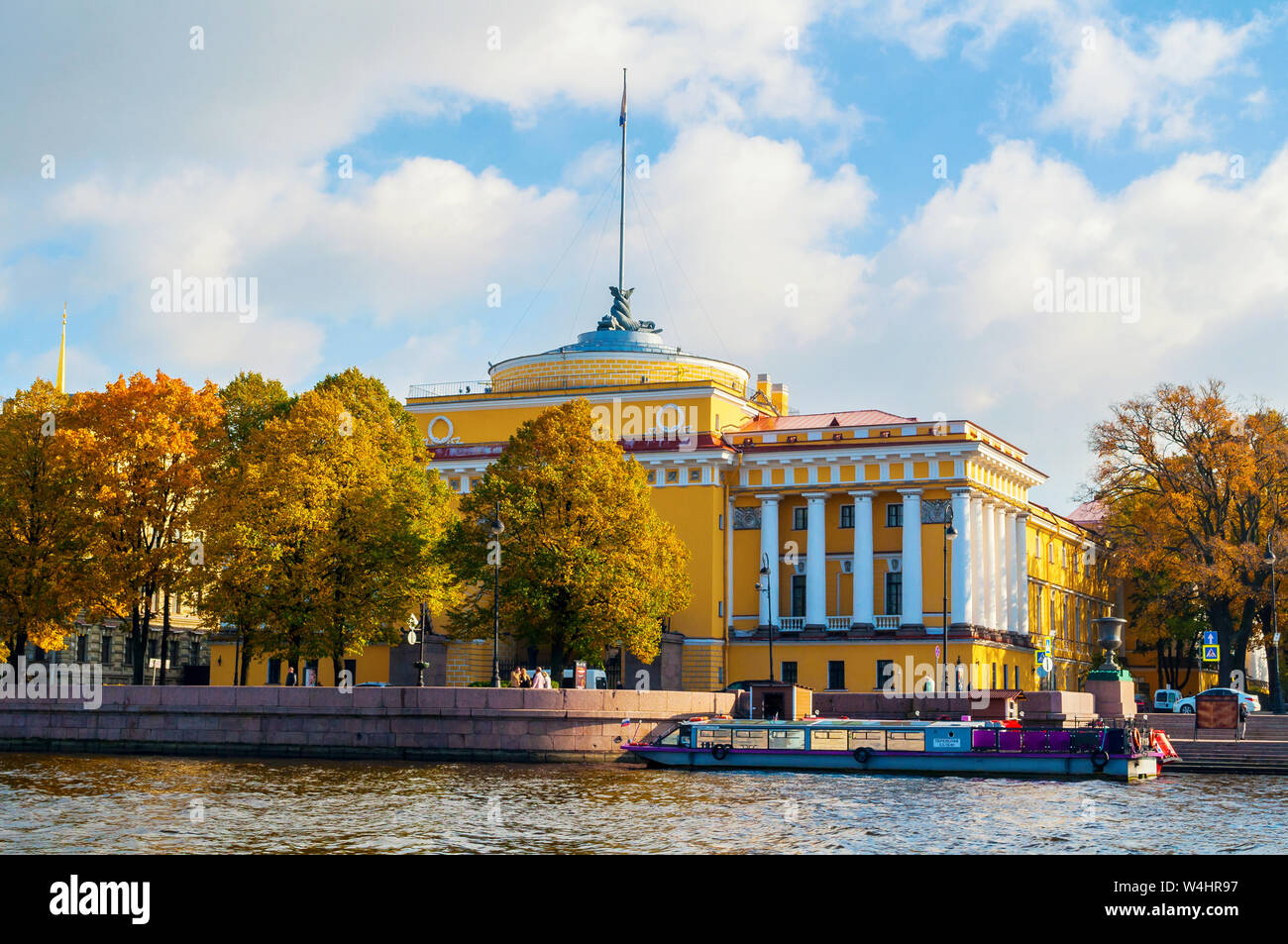 Saint-pétersbourg, Russie - 3 octobre 2016. L'Admiralty Arch sur le quai de la Neva à Saint-Pétersbourg, Russie. Landmark Architecture de Saint Peters Banque D'Images