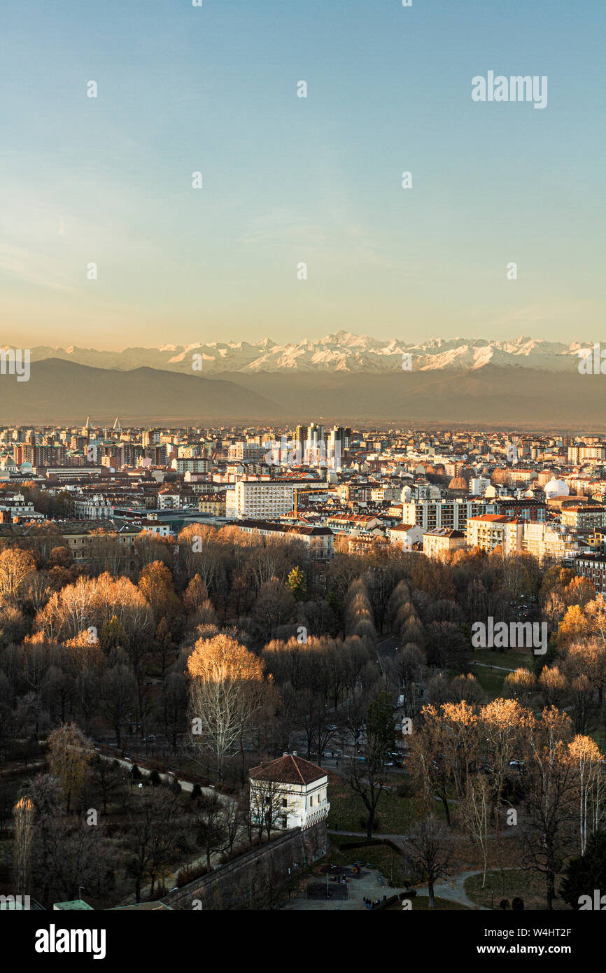 Vue de la ville de Turin depuis le sommet de la Mole Antonelliana, avec les Alpes en arrière-plan. Turin, Province de Turin, Italie. Banque D'Images
