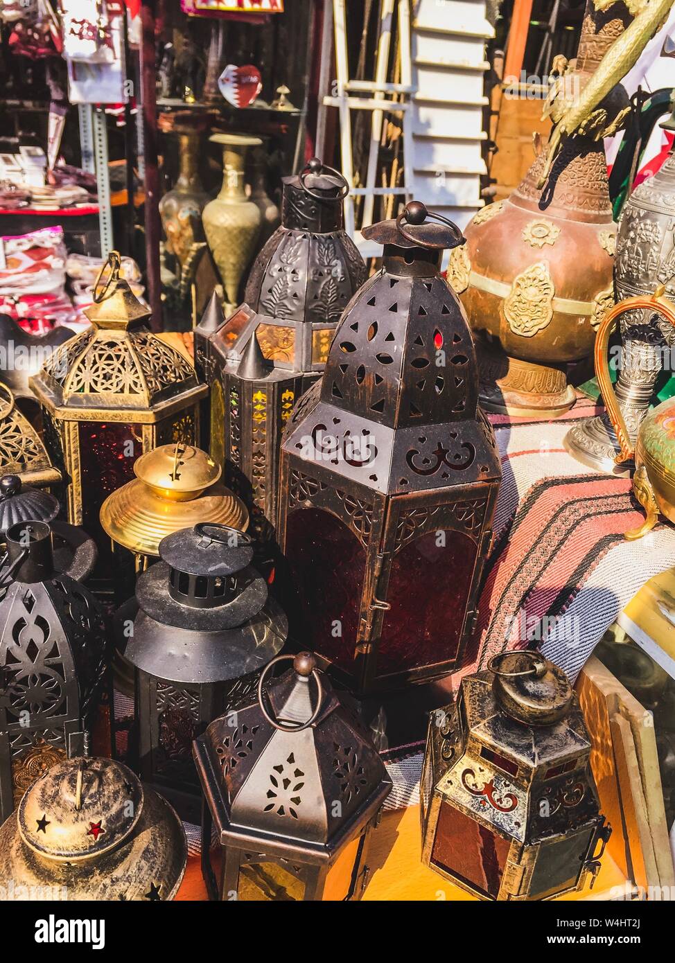 Lanternes traditionnelles arabes vendu au marché le Souq Waqif à Doha, Qatar, le Moyen-Orient. Banque D'Images