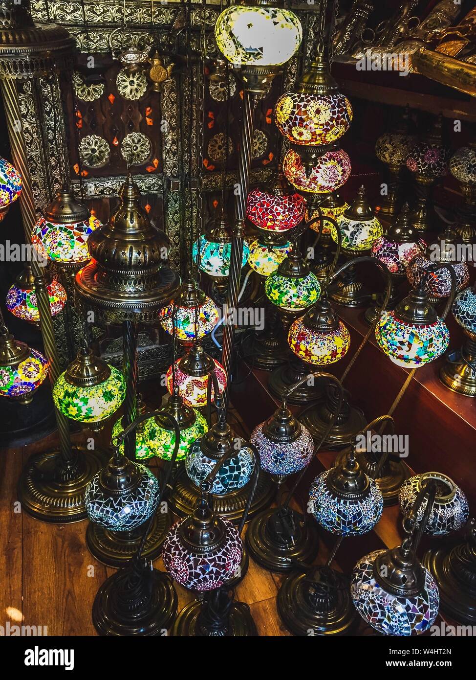 Collection de lanternes en vitrail vendues dans un magasin du marché Souq Waqif, Doha, Qatar, Moyen-Orient. Banque D'Images
