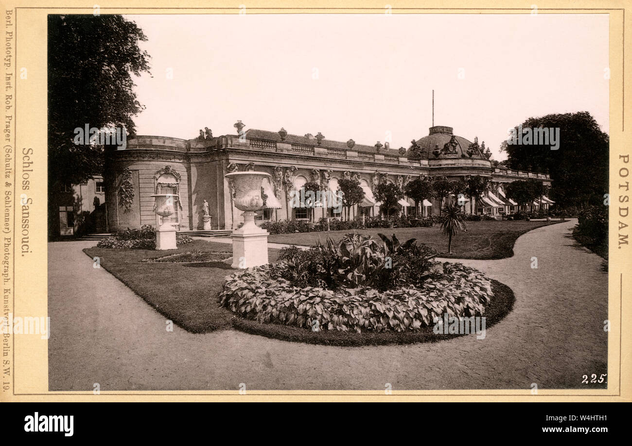 Europa, Deutschland, Brandebourg, Schloß Sanssouci, Motiv aus Potsdam : ' ' ( ) , Leporello Verlag : ' Berl. Phototyp. Inst. Rob. Prager ( Schultz & Schlenner ) , Photographie. Kunstverlag, Berlin, um 1900 / l'Europe, Allemagne, Brandenburg, Potsdam, Palais de Sanssouci, libre à partir de : ' ' Potsdam ( Leporello livre ) , publié par : ' Berl. Phototyp. Inst. Rob. Prager ( Schultz et Schlenner ) , Berlin, autour de 1900 . Banque D'Images