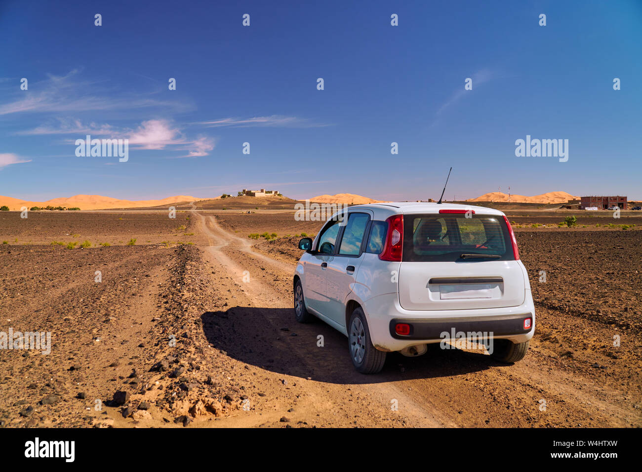 Une voiture garée à l'offroad road pour une kasbah près du désert en Afrique Maroc Banque D'Images Une voiture garée à l'offroad road pour une kasbah près du désert en Afrique Maroc Banque D'Images