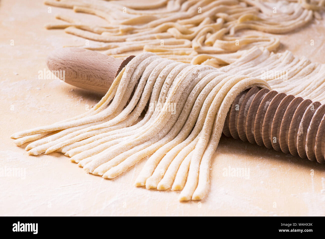 Type de pâtes fraîches faites maison sur table en bois avec de la