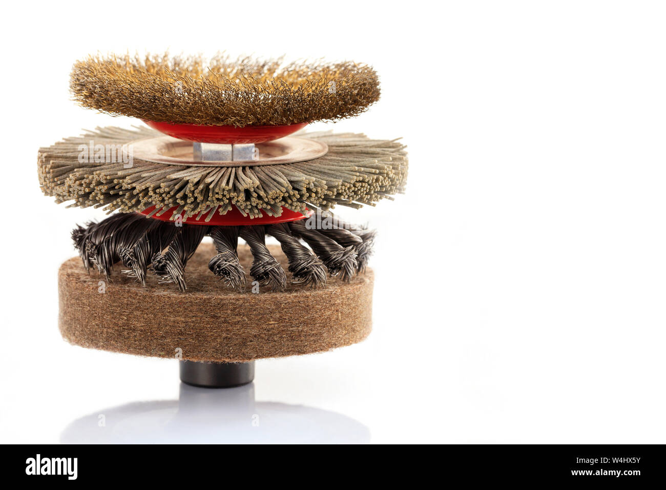 Pyramide à partir d'un ensemble de brosses pour meulage abrasifs fil traitement grossier et le polissage du bois et du métal et de polissage feutre sur une zone blanche Banque D'Images